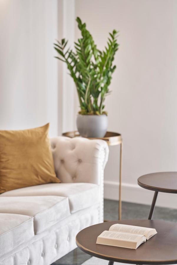Chic N Bright 3Bd Apt With Hilton View Athena Bagian luar foto