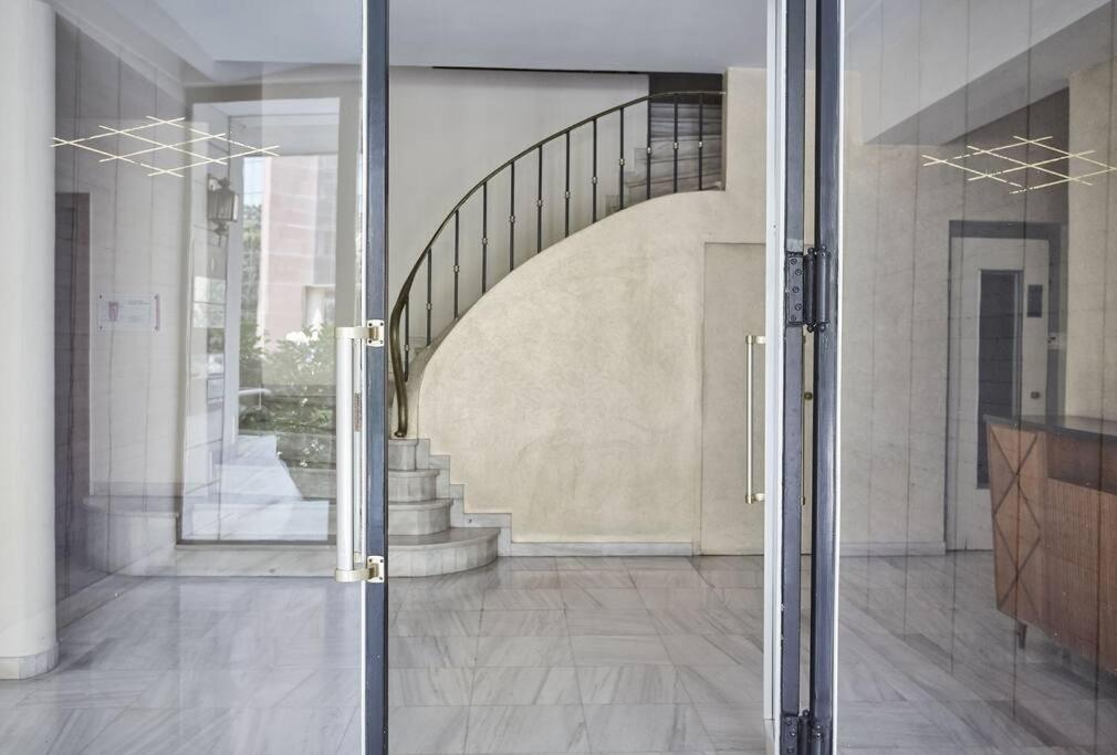 Chic N Bright 3Bd Apt With Hilton View Athena Bagian luar foto