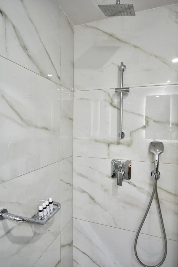 Chic N Bright 3Bd Apt With Hilton View Athena Bagian luar foto